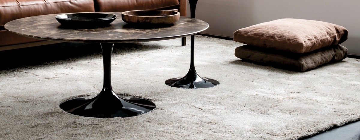 Wonen met wandkast en eettafel in walnoot